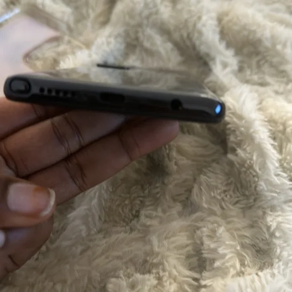 It’s blue and there’s absolutely no scratches . It’s still looks brand new .